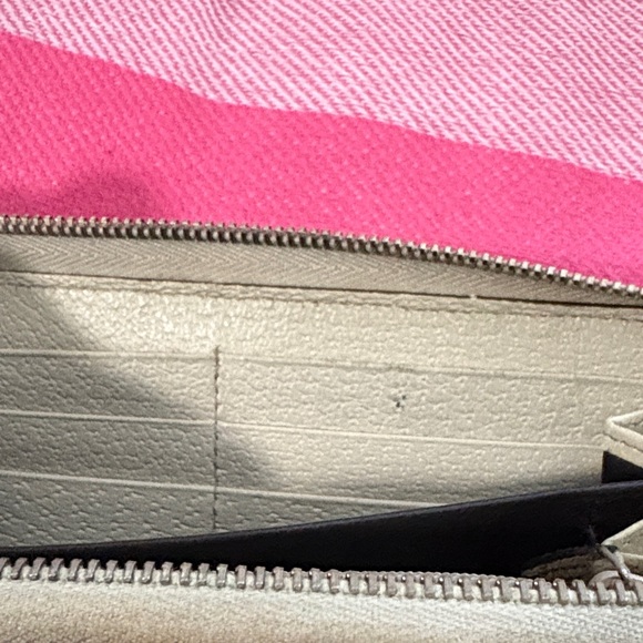 Gucci Beige and Brown Monogram Wallet - Picture 13 of 16